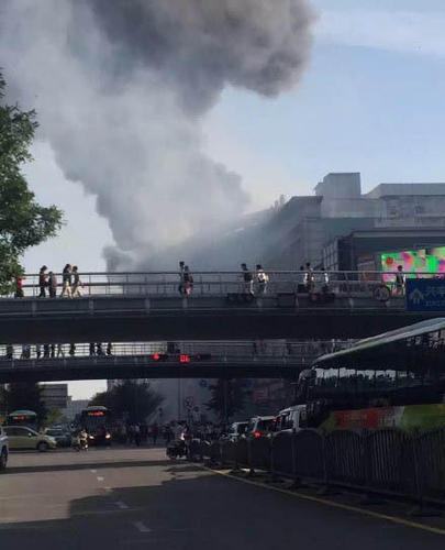 图为距商场越300米处拍摄的火灾现场。