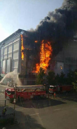 图为起火的商场。