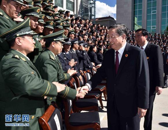 这是俞正声同自治区、拉萨市政法系统部分县级以上干警亲切握手。 新华社记者李涛摄