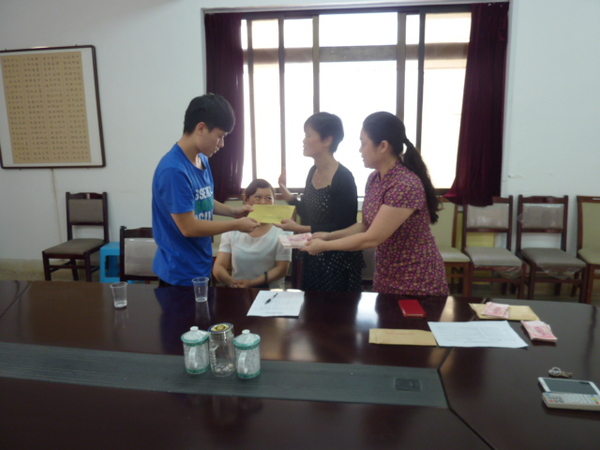 民建遵义市委开展助学活动