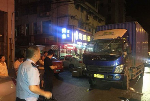 男子与装卸工发生口角双方大打出手1