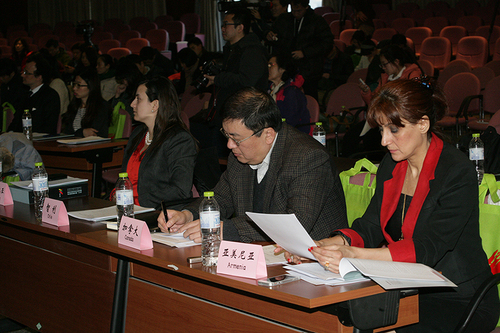 (参加第六届北京双年展筹备启动新闻发布会的驻华外交使团人员 孟祥宁 摄) (参加第六届北京双年展筹备启动新闻发布会的驻华外交使团人员 孟祥宁 摄)