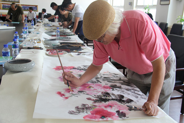 天津市委会慰问天津经济开发区第一中学教师