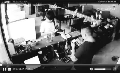 记者(圈中白衣男子)到达食味虾庄饭店后，直播画面中就出现了记者的身影视频截图