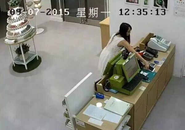 　白衣女子在沪疯狂偷盗。图为作案场景。