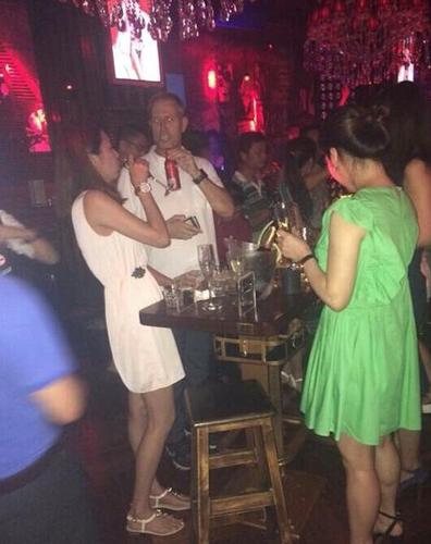 京媒曝佩兰在比赛期间多次出入酒吧