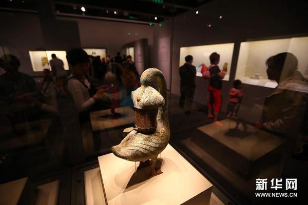 （1）9月11日，观众参观新入藏的彩绘雁鱼青铜釭灯。