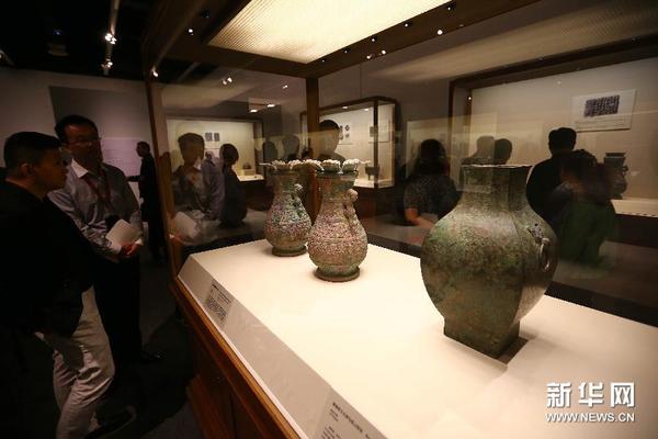 （2）9月11日，观众参观新入藏文物特展。