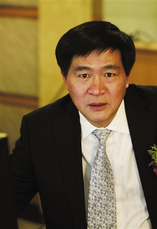 今年53岁的程博明为经济学博士，先后任职于金融时报社、北京证券登记有限公司、长城资信评估有限公司等。2001年加入中信证券，历任研究咨询部总经理、常务副总经理；从2010年开始担任公司总经理。