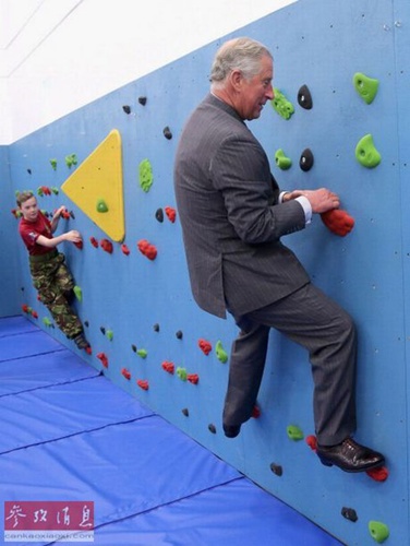 2012年7月18日，英国圣艾利耶，查尔斯王子访问当地一所中学时玩起迷你攀岩。（图片来源：英国《镜报》）