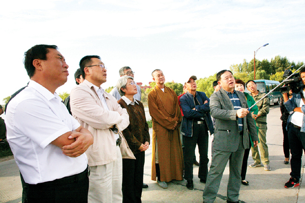 视察组在白城听取河湖连通工程建设情况。 本报记者 梁红建 摄