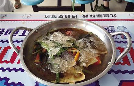 冰镇麻辣烫现高校食堂