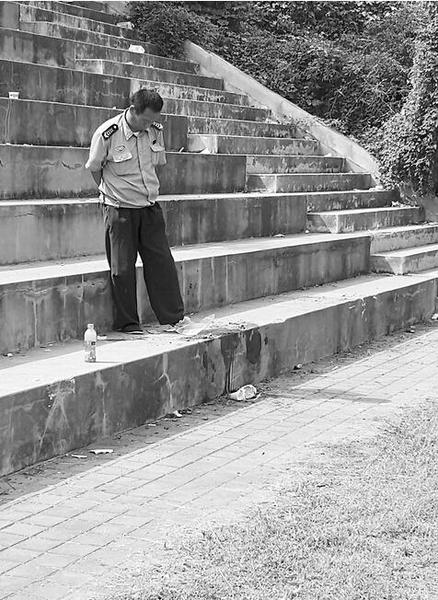 操场南侧的看台处仍有大量血迹，受伤女生的鞋子遗落在操场边。