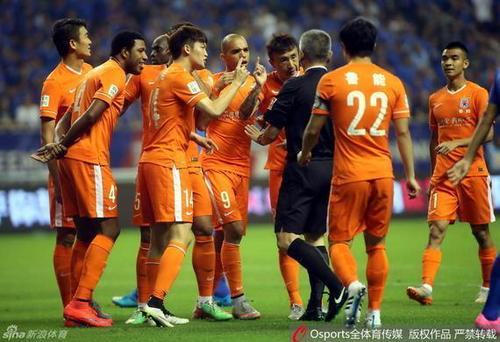 中超赛场争议判罚频发