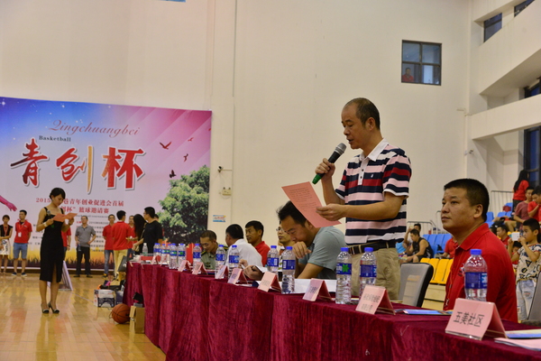 “美丽厦门·典范翔安”，马巷镇党委副书记、镇长钟庆源在开幕式致辞中表示，希望全体运动员以饱满的热情和昂扬的斗志，赛出风格、赛出水平，同时充分享受运动带来的快乐，努力争取竞赛成绩和精神文明双丰收。