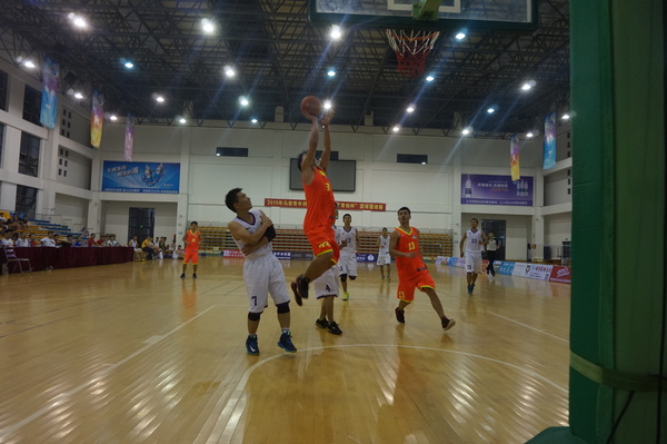 “青创杯”篮球邀请赛第三场，边防机动大队队（白色球衣）对翔发集团队（橘红色球衣）。边防机动大队主力负伤，最后以52：63输给翔发集团队。