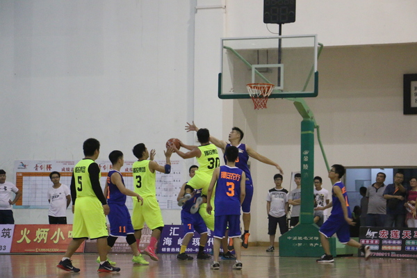 9月20日晚上，“青创杯”第二场篮球邀请赛由翔投集团队（米黄色球衣）对阵翔安农行队（蓝色球衣）。前两节，两队你来我往，比分不分上下。到第三节，翔投集团队开始发力，拉开比分，最终以7462战胜翔安农行队。