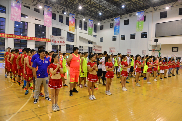 有12支队伍参加，从左到右，依次是：马巷青创会、翔安区机关联队、翔安区建设局、翔安区文体局、翔安区人社局、边防机动大队、马巷派出所、翔安一中、翔发集团、翔投集团、翔安农行支行、汇景-海峡现代城。