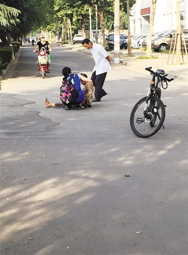 女生扶老人事件再发酵 疑问：认定书未写明核心证据