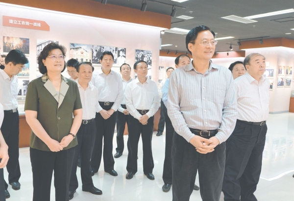 山东省政协领导参观山东统一战线展