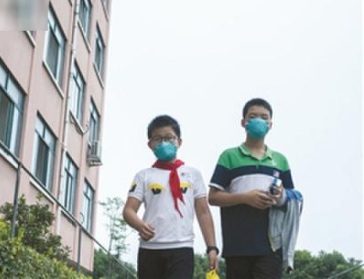 多间工厂在附近臭气熏天-师生戴口罩上课2