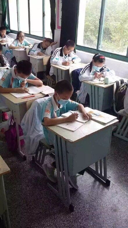 多间工厂在附近臭气熏天-师生戴口罩上课3