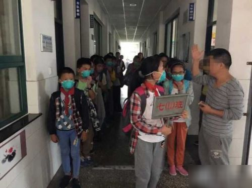 多间工厂在附近臭气熏天-师生戴口罩上课4