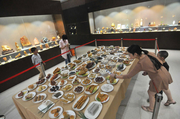 夫妻做满汉全席-12年花2000多万做石雕“满汉全席”2