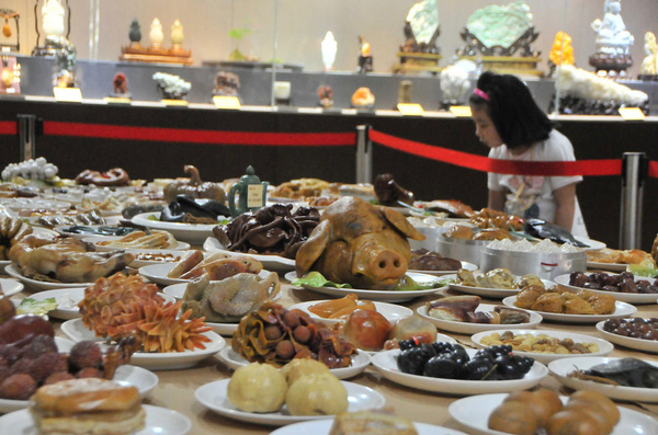 夫妻做满汉全席-12年花2000多万做石雕“满汉全席”5