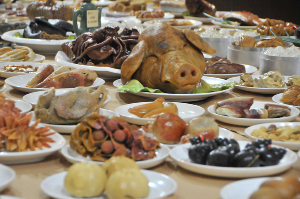 夫妻做满汉全席-12年花2000多万做石雕“满汉全席”6