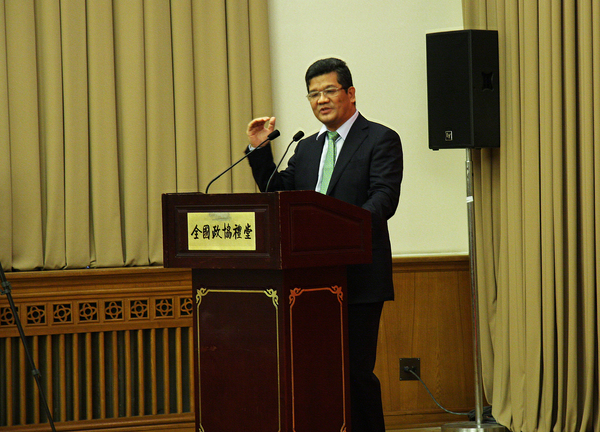 5、全国政协委员、经济学家张连起发言