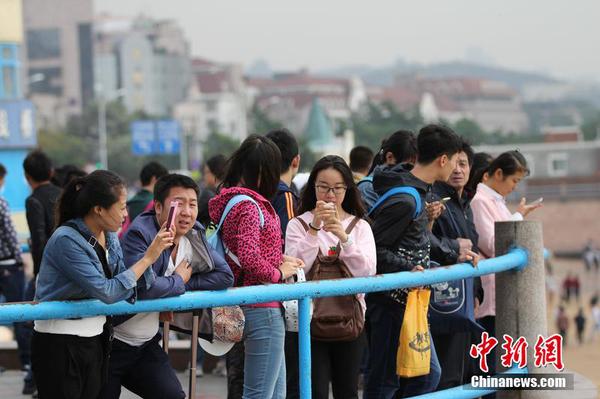 10月01日，山东省青岛市，国庆长假第一天迎客流高峰，前海各景区游客爆棚，海内外游人纷纷前来亲近大海，乐享假日?；平芟? 摄