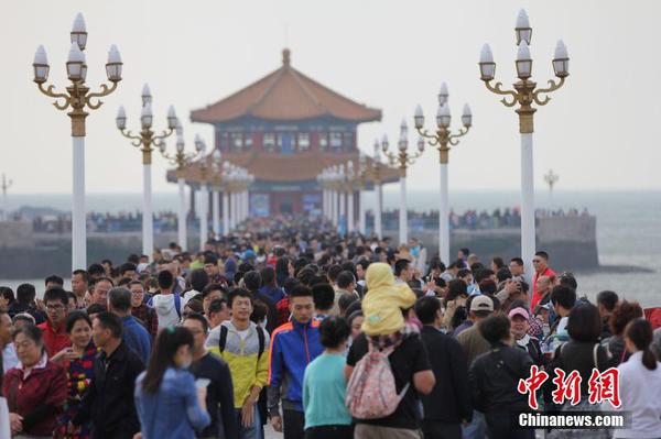 10月01日，山东省青岛市，国庆长假第一天迎客流高峰，前海各景区游客爆棚，海内外游人纷纷前来亲近大海，乐享假日?；平芟?摄