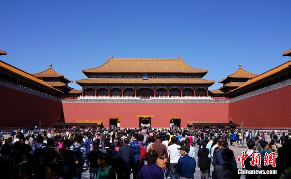 10月1日，大量游客在故宫午门外广场等候入内参观。故宫博物院实行每日8万人的限量参观，据称，国庆首日所有门票已在当天13点20分售罄。中新社记者 侯宇 摄