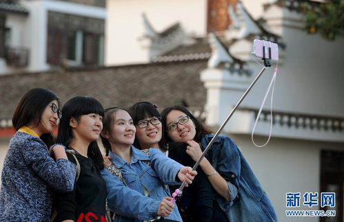 女大学生在三县桥上自拍