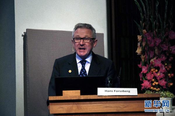 10月5日，在瑞典首都斯德哥尔摩的卡罗琳医学院“诺贝尔大厅”,诺贝尔奖评委会成员汉斯讲解获奖者的科研成果。