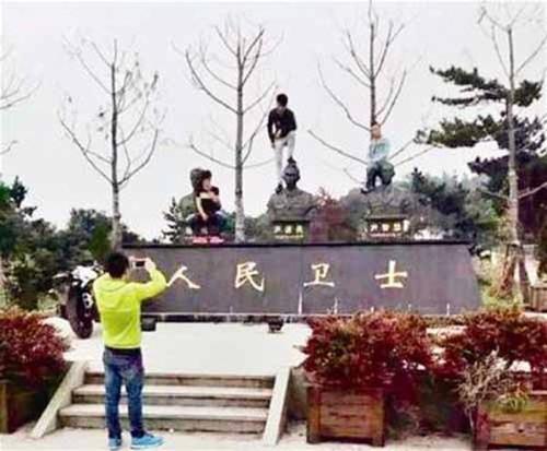 男子脚踩消防烈士