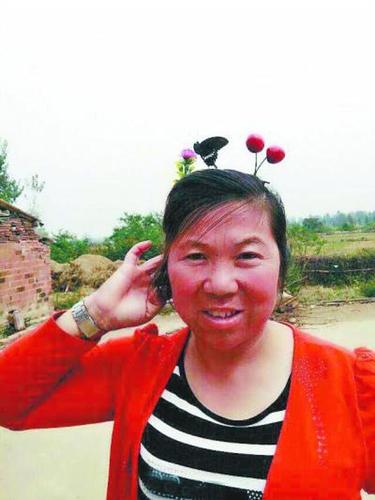 中年女子带卖萌草吸引到蝴蝶 惊呆网友