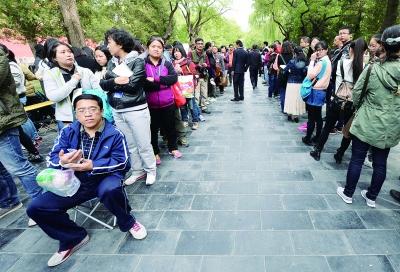 武英殿排队人群