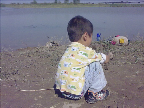 福利院门口弃儿子：福利院接管儿童收费吗？