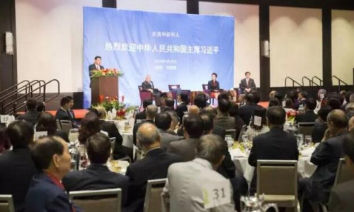 图为：2015年9月23日，国家主席习近平和夫人彭丽媛在西雅图出席美国侨界欢迎招待会。