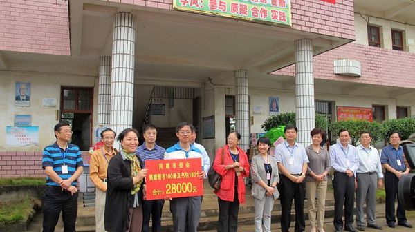 南昌市委会在对口帮扶村庄开展捐资助学活动