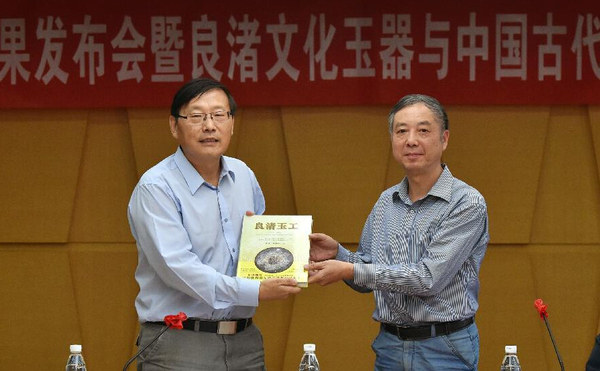 浙江大学文化遗产研究院院长曹锦炎教授（右）将《良渚玉工》一书交付到中国社会科学院考古研究所所长王巍研究员手中。