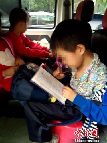 “黑校车”超载挤进13人 “黑校车”超载挤进13人