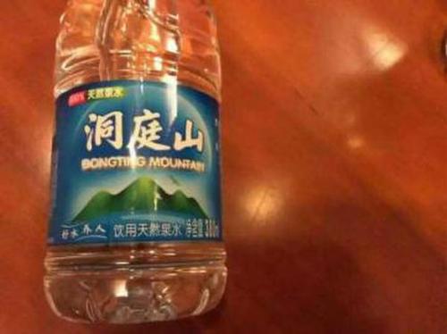 图为该事件中涉及到的矿泉水