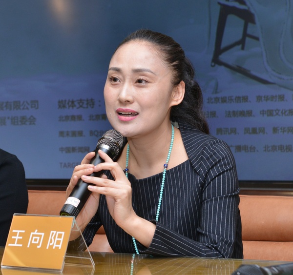 评剧版《风雪夜归人》女主角王向阳（左）和男主角常东（右）