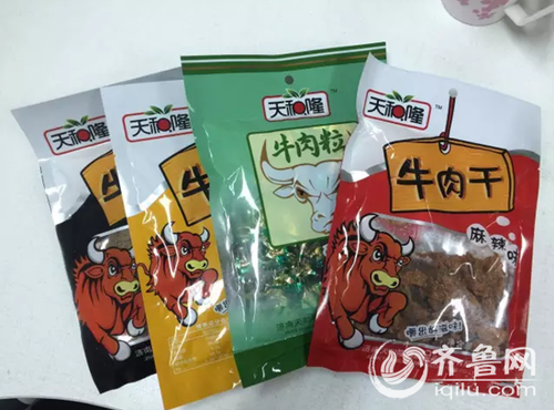 在邹城百货大楼，济宁市民王大哥发现天和隆牌的牛肉干价格明显低于市场价。(齐鲁台记者供图)