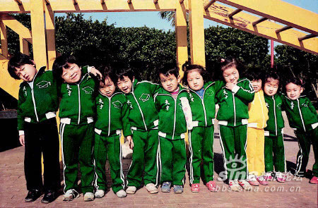 周杰伦罕见成长照曝光 腼腆青涩酷劲初显