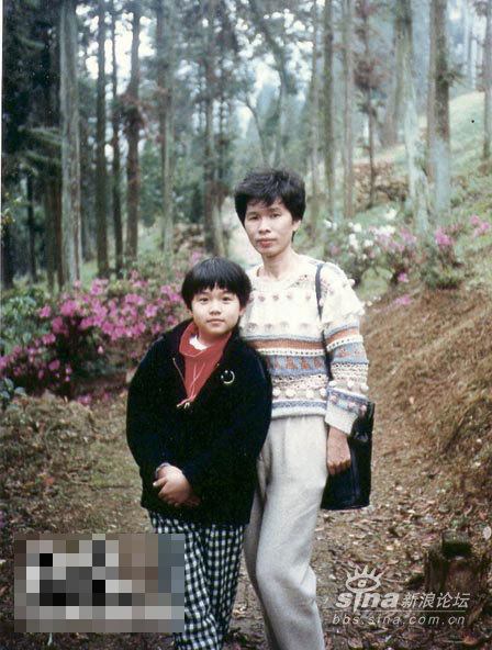 周杰伦罕见成长照曝光 腼腆青涩酷劲初显