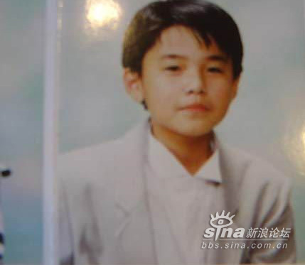 周杰伦罕见成长照曝光 腼腆青涩酷劲初显